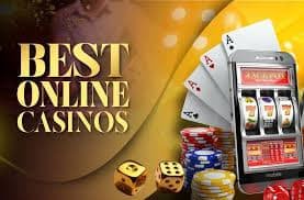 Visual permainan Bingo dengan kartu dan bola di atas meja